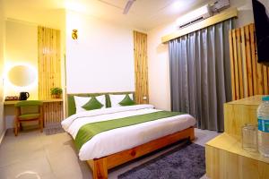 Postel nebo postele na pokoji v ubytování Around Stays Rishikesh, Tapovan