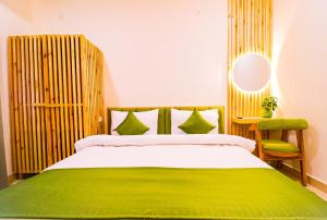 Postel nebo postele na pokoji v ubytování Around Stays Rishikesh, Tapovan