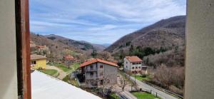 - Vistas a una pequeña localidad de las montañas en Casa Carda di Lai Loretta, en Castel Focognano