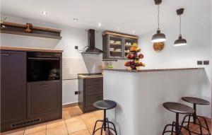 cocina con barra y taburetes en Nice Home In Cernik With Kitchen en Cernik