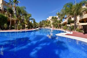 Bazén v ubytovaní Marinas Sunset - Tu Dúplex con Solarium Privado! alebo v jeho blízkosti