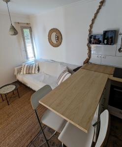 een woonkamer met een tafel en een bank bij Appartment mit Charme am Strand in La Pared