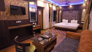 una habitación de hotel con una cama y un sofá en Sher Bengal Beach Resort, en Mandarmani 123 fotos más