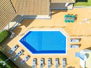 an overhead view of a swimming pool on a house at Villa Rose Bay by Algarve Vacation in Albufeira