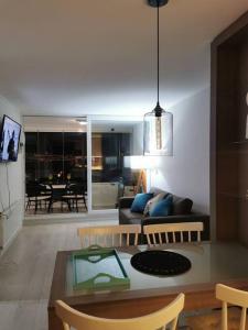 a living room with a couch and a table at Departamento Reñaca, vista al mar. in Viña del Mar