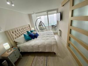 Кровать или кровати в номере Departamento Reñaca, vista al mar.