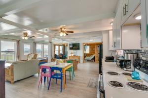 cocina y sala de estar con mesa y sillas en Sunny Freeport Beach House Rental Near Shore, en Freeport