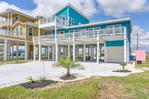 een groot blauw en geel huis met witte zuilen bij Sunny Freeport Beach House Rental Near Shore in Freeport