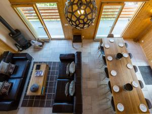 vistas panorámicas a una sala de estar con sofá y mesas en Chalet le Fauconnier, en La Tzoumaz