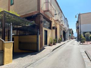 una calle vacía al lado de un edificio en Pompei via Roma Suite en Pompeya