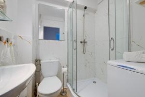 Kúpeľňa v ubytovaní Urban Oasis Private Apartment with Palace of Culture View + 9 fotografií