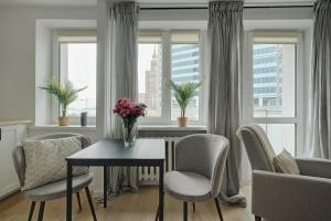 Posedenie v ubytovaní Urban Oasis Private Apartment with Palace of Culture View