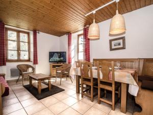 Televízia a/alebo spoločenská miestnosť v ubytovaní Appartement central à Chamonix avec WiFi et animaux acceptés - FR-1-343-216