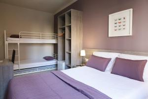 a bedroom with a bed and bunk beds at Hostal Fonda Montserrat in Cambrils