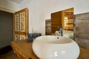 baño con bañera blanca grande y lavamanos en Gasthof Lamm, en Sankt Jodok am Brenner