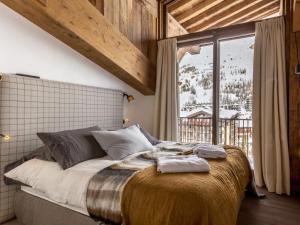 a bedroom with a large bed with a large window at Appartement Val-d'Isère, 5 pièces, 10 personnes - FR-1-694-87 in Val-d'Isère
