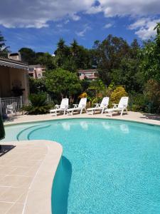 Bazén v ubytovaní VILLA avec piscine WIFI parking (Villeneuve Loubet) alebo v jeho blízkosti