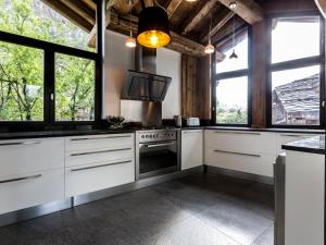 ヴァル・ディゼールにあるChalet de luxe avec piscine et hammam à Val-d'Isère, 10 personnes à proximité du centre-ville - FR-1-694-95の白いキャビネット、テレビ、窓付きのキッチン