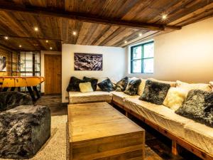 ヴァル・ディゼールにあるChalet de luxe avec piscine et hammam à Val-d'Isère, 10 personnes à proximité du centre-ville - FR-1-694-95の大きなソファとテーブルのあるリビングルーム +18枚の写真