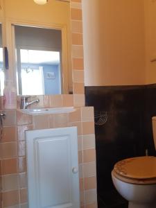 Kúpeľňa v ubytovaní VILLA avec piscine WIFI parking (Villeneuve Loubet)