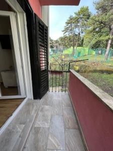 een deur naar een veranda met uitzicht op een tuin bij Lijepo uređen stan u centru grada in Knin