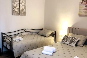 een slaapkamer met 2 bedden en een kussen op een tafel bij Lijepo uređen stan u centru grada in Knin