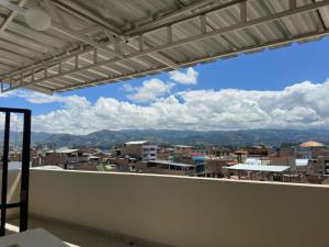 vistas a la ciudad desde el techo de un edificio en Hostal Trumarka, en Cajamarca