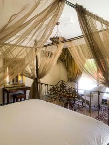1 dormitorio con 1 cama con mosquiteras en The Red House, en Marrakech