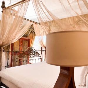 1 dormitorio con 1 cama con dosel en The Red House, en Marrakech