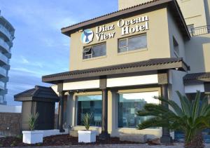 Diaz Ocean View Hotel في خليج موسيل: مبنى به لافتة تقرأ فندق قذر مطل على المحيط