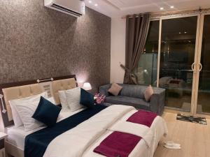 sypialnia z dużym łóżkiem i kanapą w obiekcie منتجعات وشاليهات اريا Aria Resorts and Chalets w Rijadzie