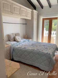 ein Schlafzimmer mit einem großen Bett und einem Fenster in der Unterkunft Casa El Bella 1 Moraira in Moraira