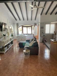 ein Wohnzimmer mit einem Sofa und einem Tisch in der Unterkunft Casa El Bella 1 Moraira in Moraira