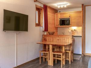 Kuchyň nebo kuchyňský kout v ubytování Studio agréable avec parking, skis aux pieds au cœur du village de Val-d'Isère - FR-1-694-204