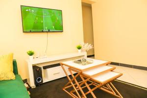 En TV eller et underholdningssystem på The Ivy Suite- one bedroom 3 mins away from Ruiru Rainbow Resort