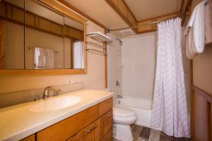 Ein Badezimmer in der Unterkunft Kihei Kai Nani 349, 1 BR, Top Floor, Pool, Wi-Fi, Sleeps 4