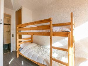 a couple of bunk beds in a room at Appartement Val-d'Isère, 2 pièces, 6 personnes - FR-1-694-227 in Val-d'Isère