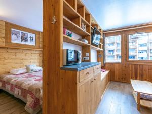 a bedroom with a bed and a tv in a room at Appartement Val-d'Isère, 2 pièces, 4 personnes - FR-1-694-234 in Val-d'Isère