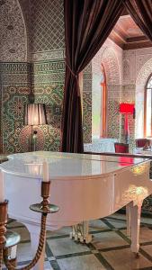 una mesa en una habitación con una pared con estampados en The Red House, en Marrakech