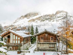 a couple of buildings in the snow with a mountain at Appartement Val-d'Isère, 2 pièces, 4 personnes - FR-1-694-262 in Val-d'Isère