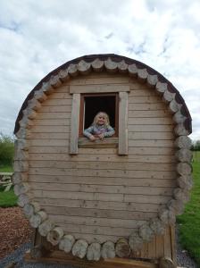 a woman looking out the window of a play house at Sheepinn hoekje in Tielt