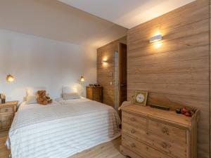 a bedroom with a teddy bear sitting on a bed at Appartement Val-d'Isère, 3 pièces, 4 personnes - FR-1-694-313 in Val-d'Isère