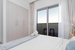 Ένα ή περισσότερα κρεβάτια σε δωμάτιο στο White Sage - Elegant Apartment With Unobstructed City Views