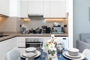 Η κουζίνα ή μικρή κουζίνα στο White Sage - Elegant Apartment With Unobstructed City Views