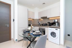 Η κουζίνα ή μικρή κουζίνα στο White Sage - Elegant Apartment With Unobstructed City Views