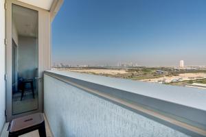 Balkón nebo terasa v ubytování White Sage - Elegant Apartment With Unobstructed City Views
