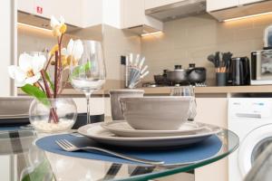 Η κουζίνα ή μικρή κουζίνα στο White Sage - Elegant Apartment With Unobstructed City Views