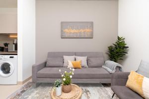 Χώρος καθιστικού στο White Sage - Elegant Apartment With Unobstructed City Views