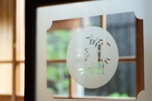 um objecto branco com flores numa janela em Craft Inn Te em Yame