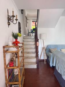 ヴィラモウラにあるCasa da marinaのベッドルームへ続く階段のある部屋
